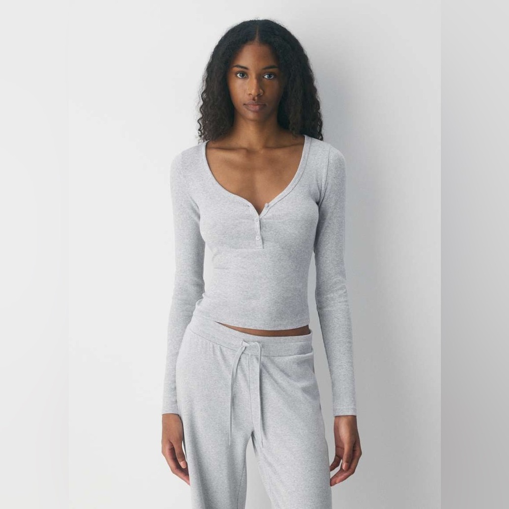 Aritzia Grey TNA Home Stretch Rib Acoustic Henley L/S Shirt - Picture 1 of 5